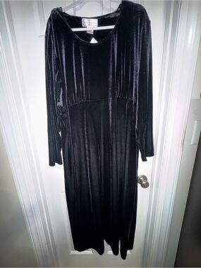 NWT Black Velvet Long Sleeve Velvet Maxi Dress. Size 26W.